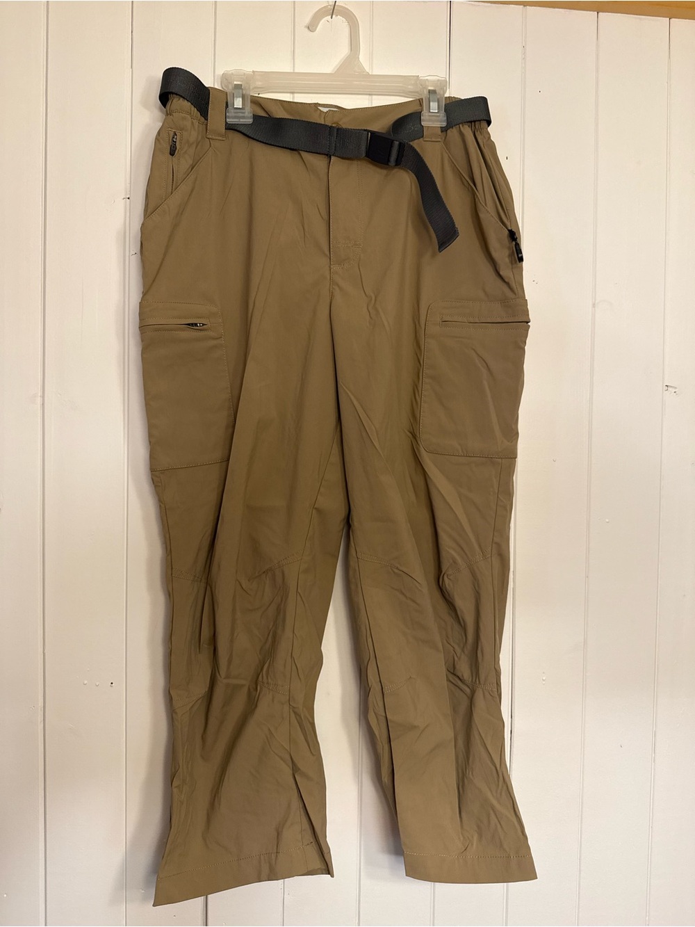 L.L. Bean Women’s Cargo Pants in Khaki with Gray Belt - Small